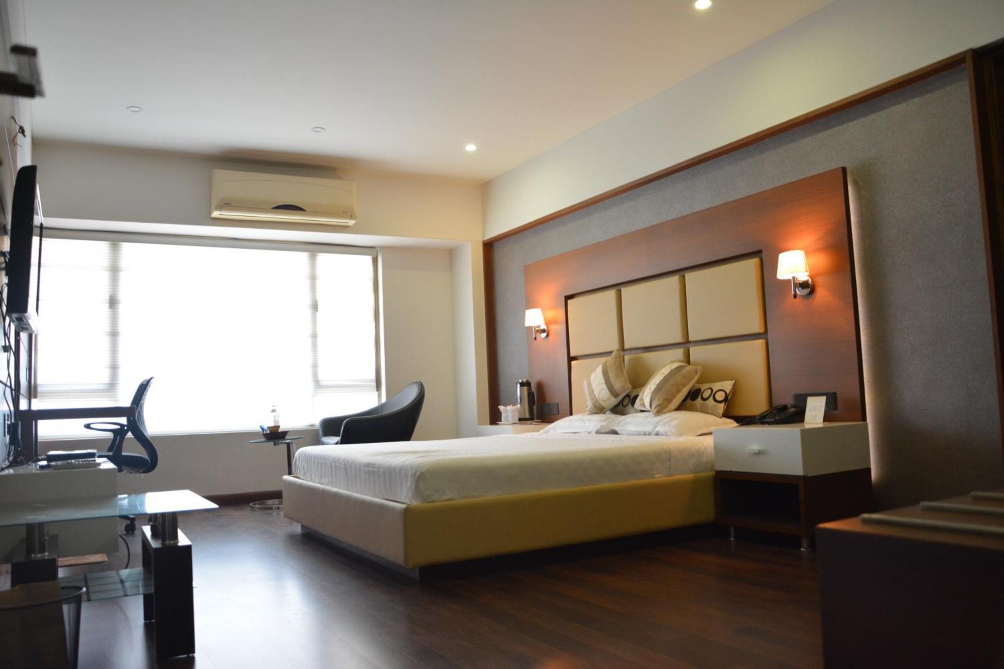 Hotel Platinum Residency Ahmadabad Zewnętrze zdjęcie
