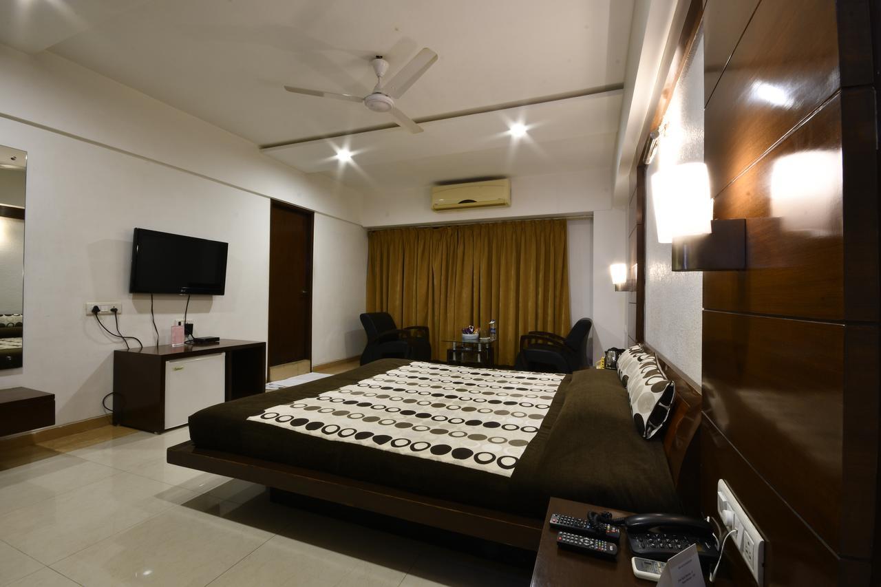 Hotel Platinum Residency Ahmadabad Zewnętrze zdjęcie