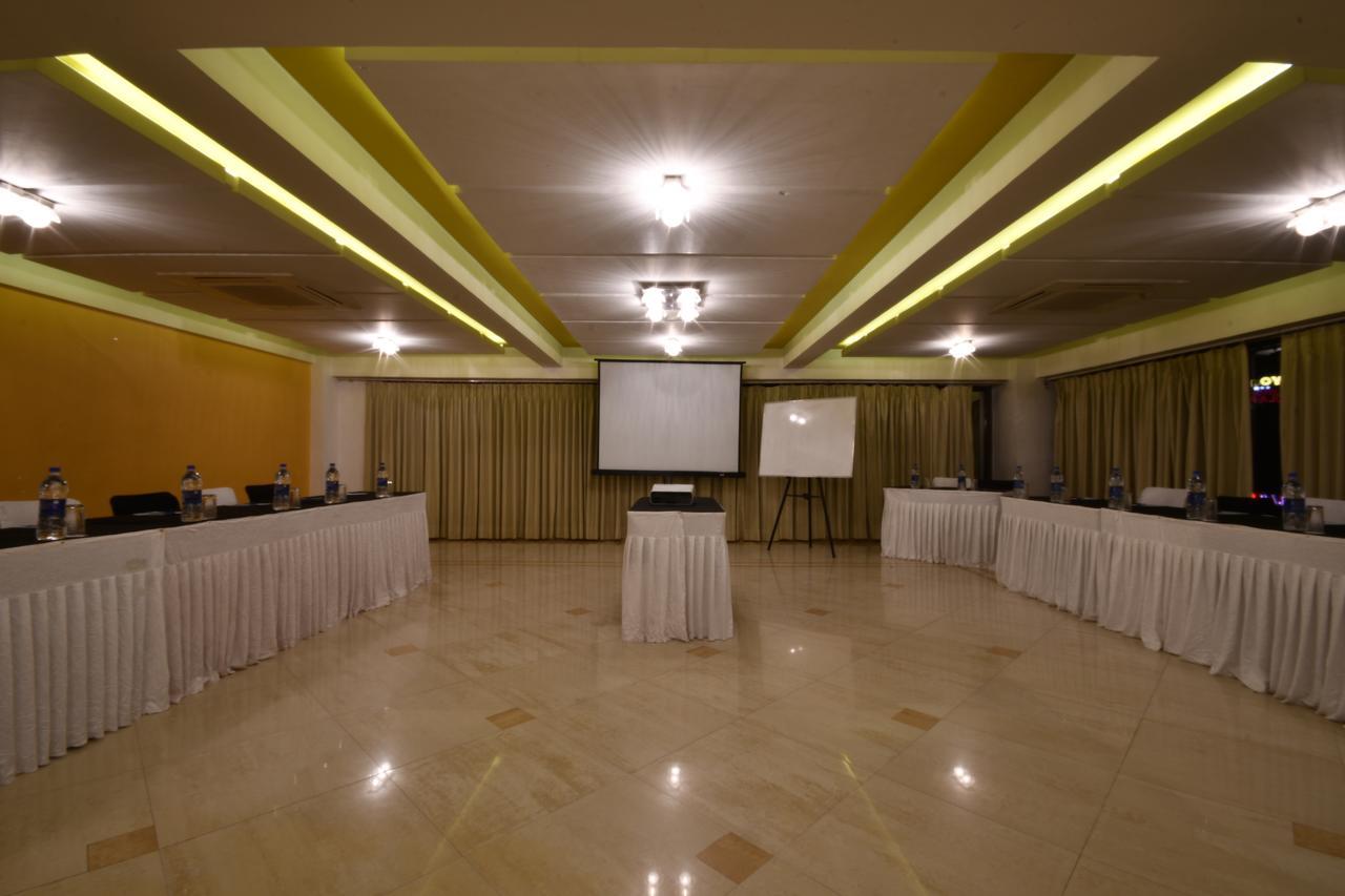 Hotel Platinum Residency Ahmadabad Zewnętrze zdjęcie